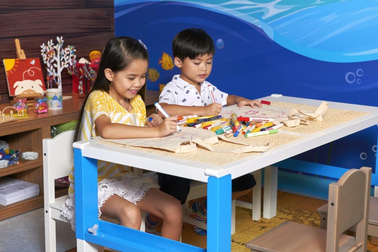 Hong Kong Gold Coast Hotel Εξωτερικό φωτογραφία Children playing with toys