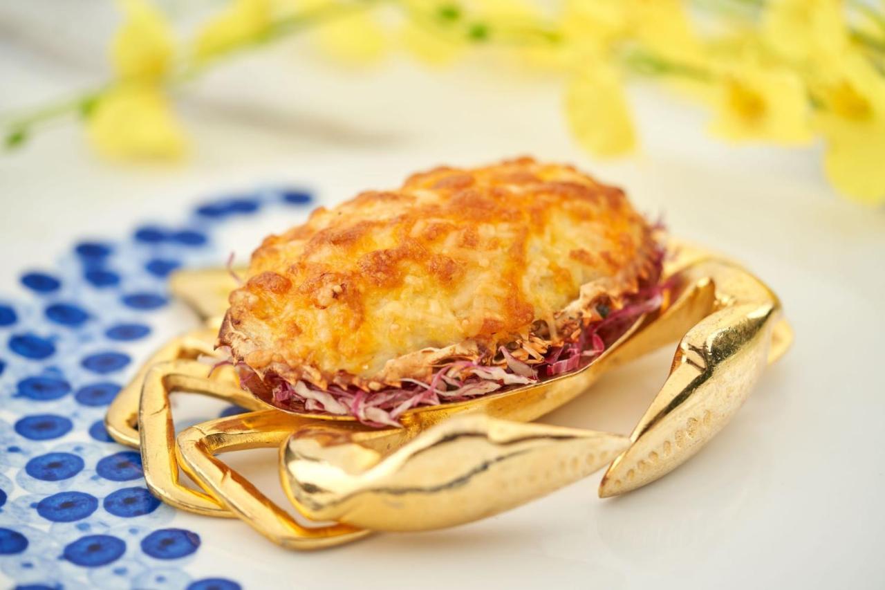 Hong Kong Gold Coast Hotel Εξωτερικό φωτογραφία A crab-shaped crab cake