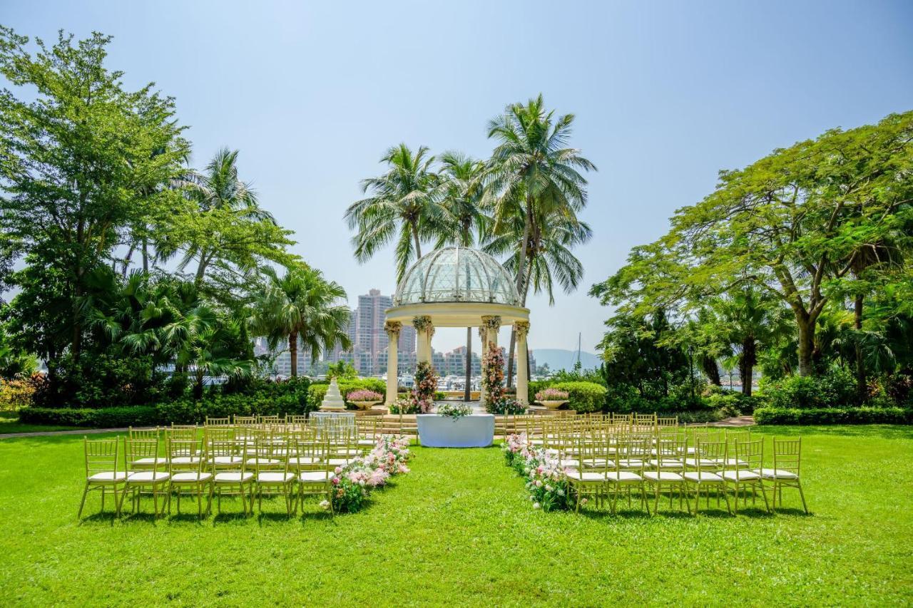 Hong Kong Gold Coast Hotel Εξωτερικό φωτογραφία The lawn at the Hong Kong Club