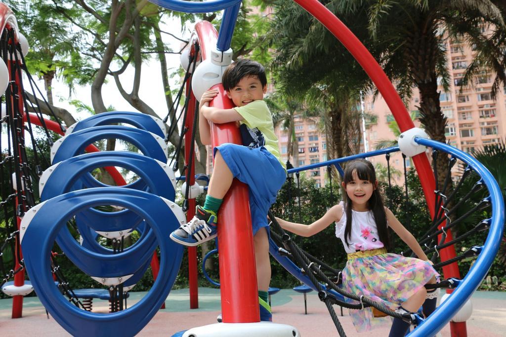 Hong Kong Gold Coast Hotel Εξωτερικό φωτογραφία Children playing on a climbing frame